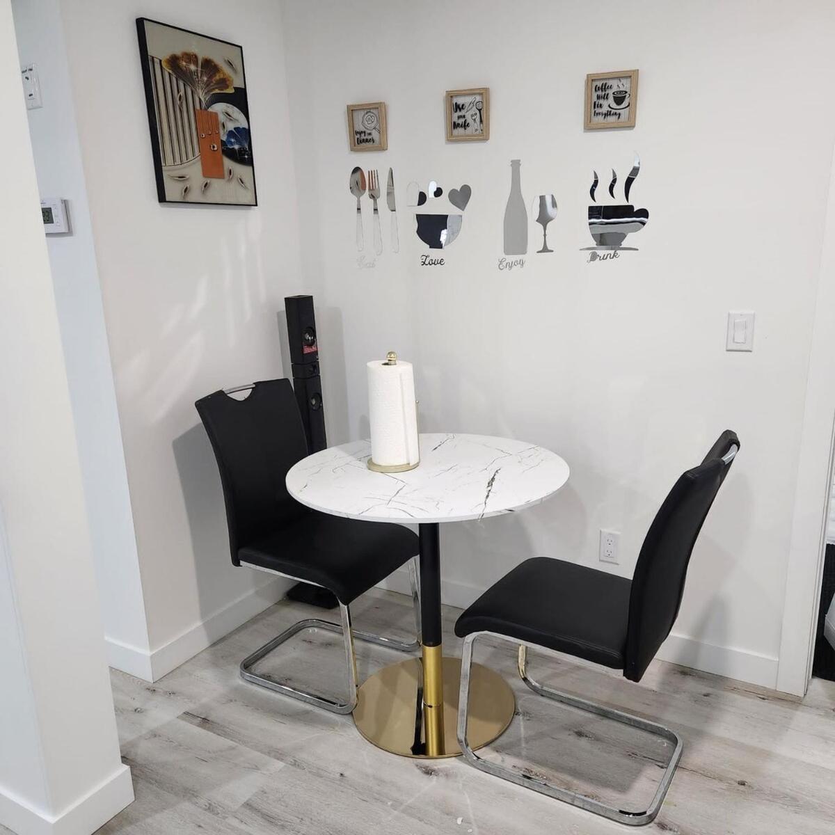 2 Bedrooms Luxury Basement Apartment *